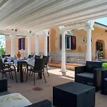 Semesterbostad Awesome In Di Mont Castel Colonna